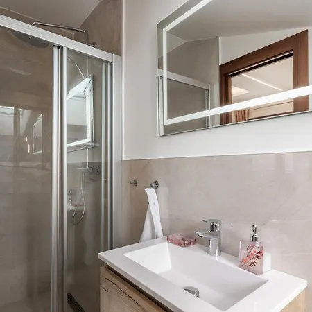 Vilani & Pool - Happy *