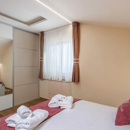 Vilani & Pool - Happy Apartment