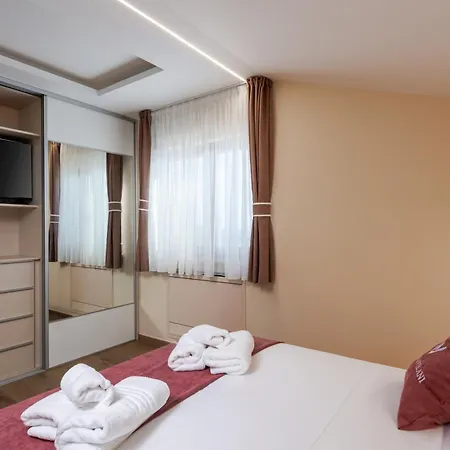 Vilani & Pool - Happy Apartment