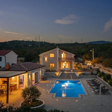 Vilani & Pool - Happy Apartment