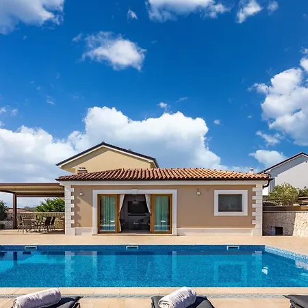 Apartment Vilani & Pool - Happy