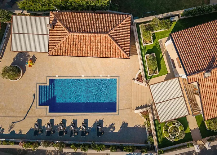 Vilani & Pool - Happy Apartment *